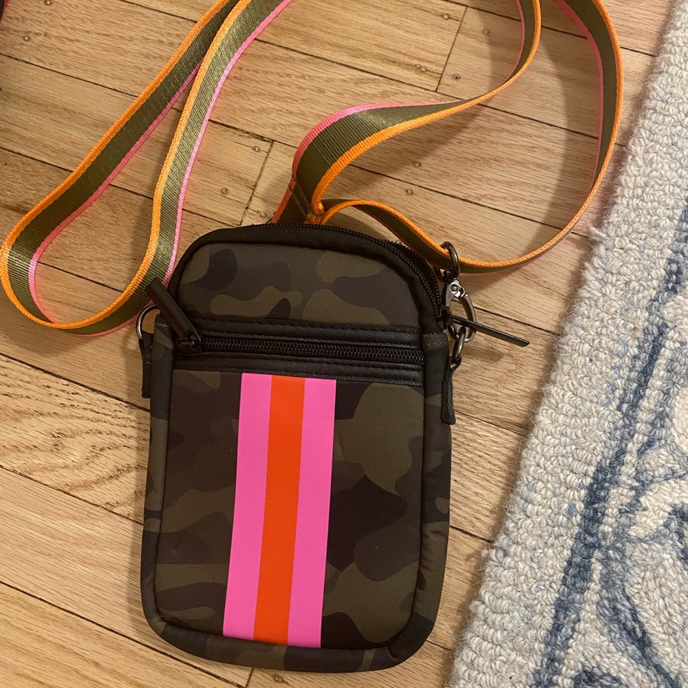 Haute Shore Casey Showoff Cellphone Crossbody